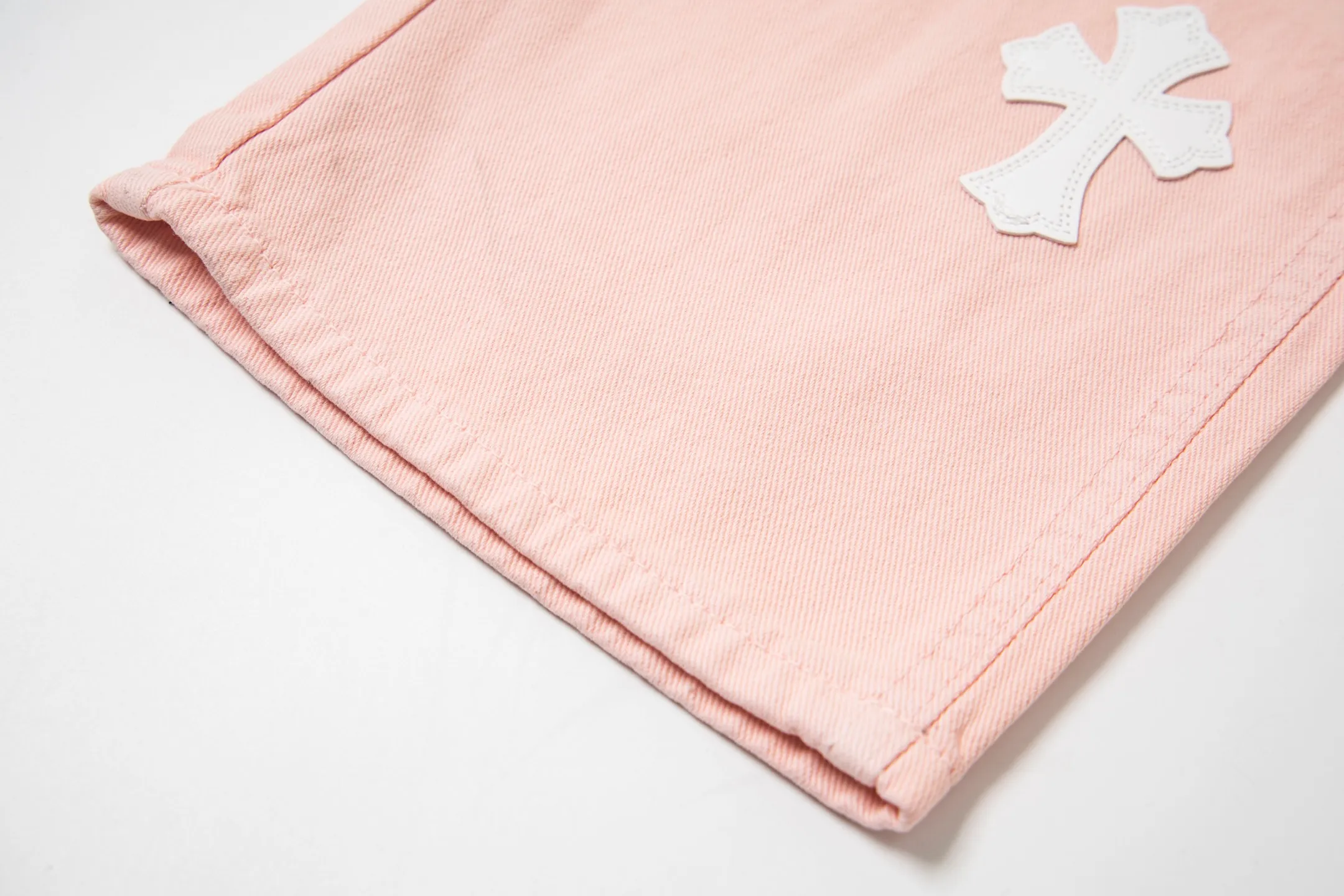 P270 Chrome hearts | CH Chrome hearts Limited edition cherry blossom pink leather jeans for girls. Charming dopamine personality jeans. Indispensable for fashionistas. The same model for celebrities. A model touted by many bloggers. This new pair of pants is perfect in terms of shape and upper body. It is no exaggeration to say that making a pair of jeans is equivalent to making 20 short-sleeved jeans. The fabric is made of high-quality imported denim. It has a unique high-end texture. I am very satisfied with it after washing and proofing several times. Style number: 1730# Color: Sakura pink Size: 28 30 32 34